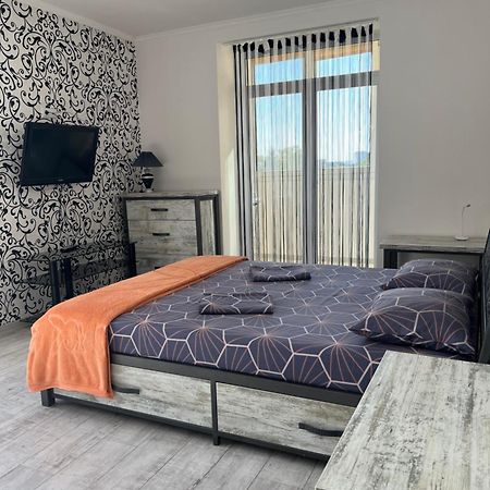 Home In Center With Jacuzzi Ivano-Frankivsk Exterior photo